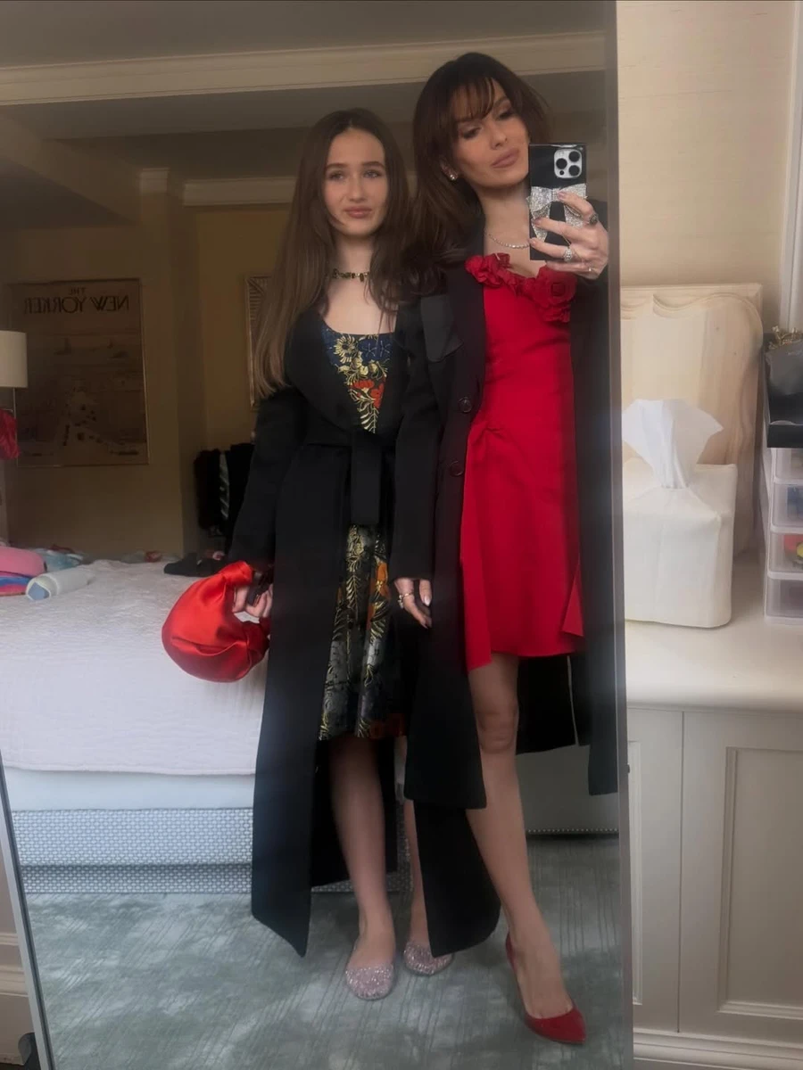 Хіларія Болдуїн з 12-річною дочкою попозували в стильних сукнях