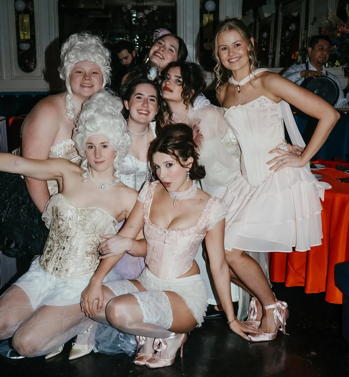 Міллі Боббі Браун у шортах і корсеті посвітила фігурою на своєму 22-річчі