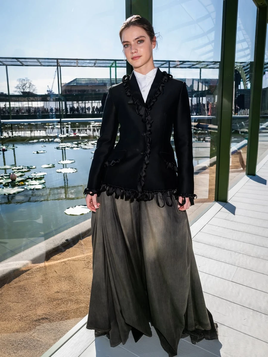 Флоренс Гант із Бріджертонів на показі Dior