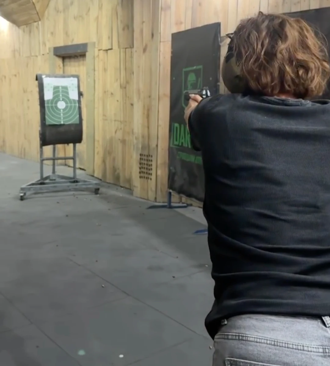 Оля Цибульська з пістолетом у руці показала, як стріляє у мішень
