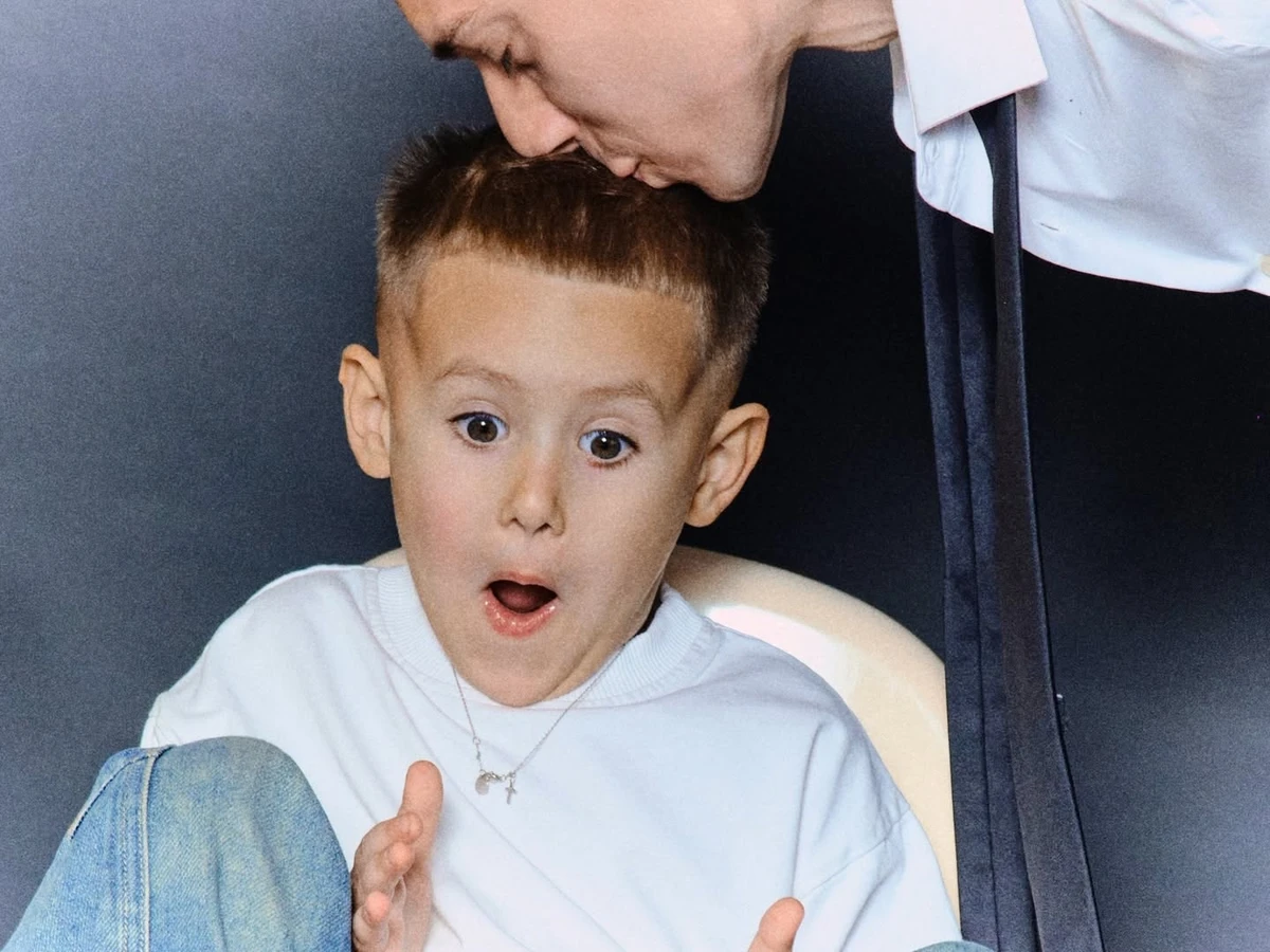 Володимир Бражко попозував з сином Даші Квіткової для милого фото