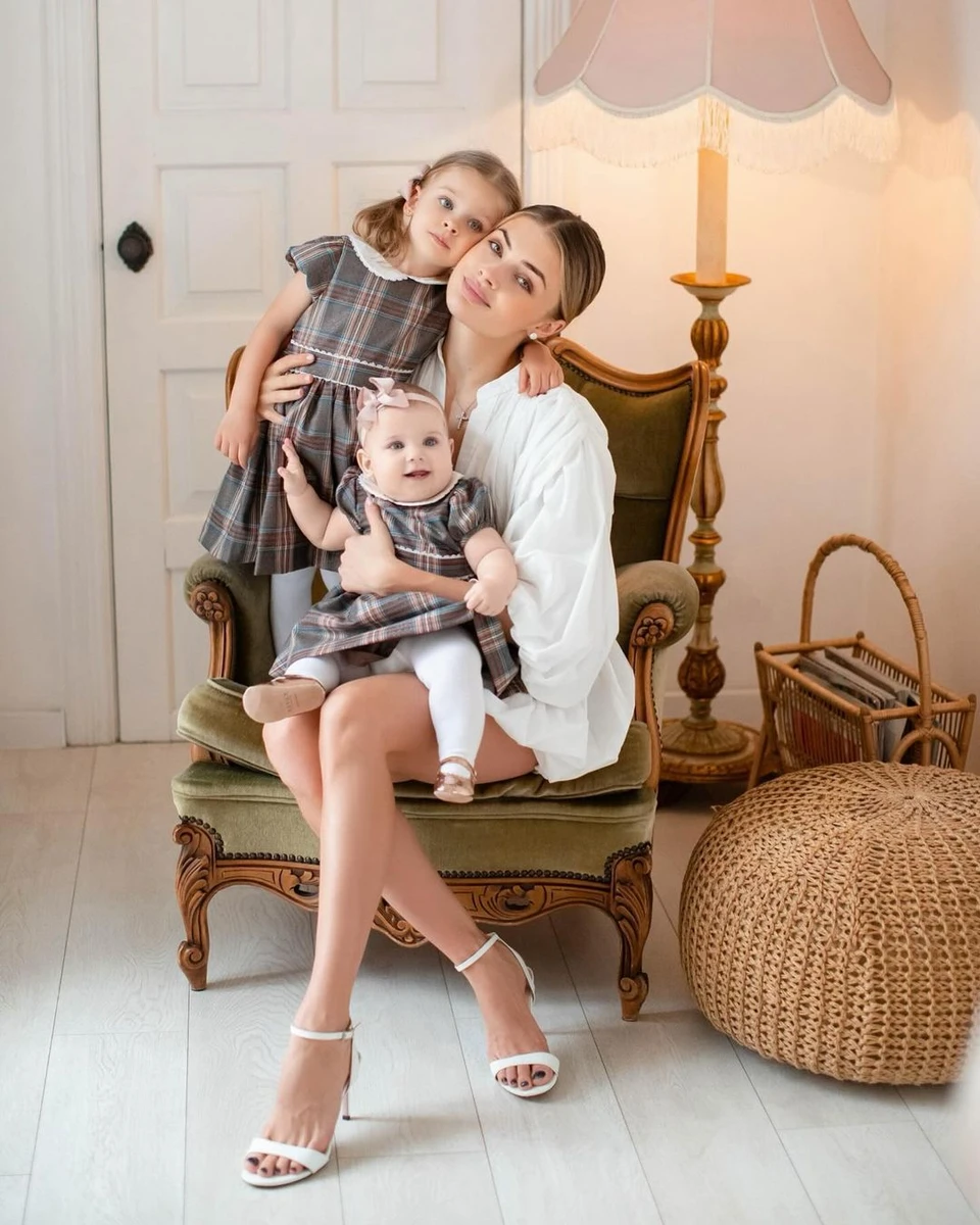 Влада одягла донечок в однакові образи, а для себе обрала білий колір