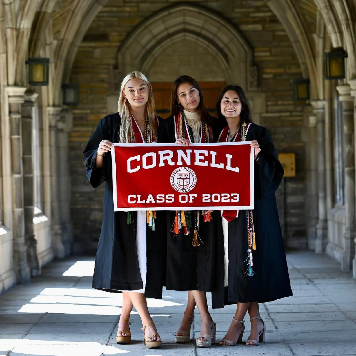 Університет Лоу (на фото посередині) закінчила у 2023-му