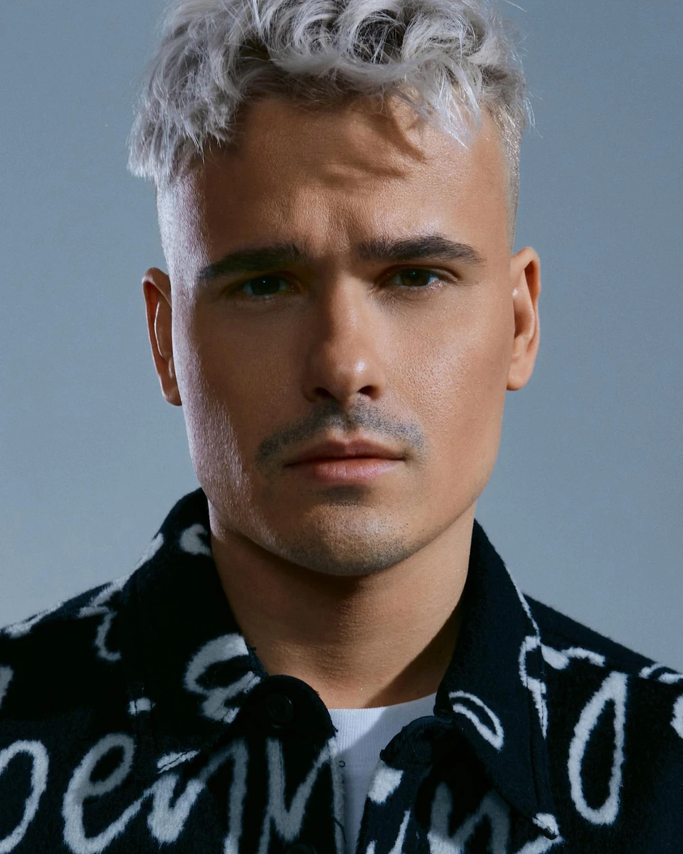 Я почав займатися спортом. Був такою хворобливою дитинкою, в мене була епілепсія, інвалідом в принципі був, я був звільнений від фізкультури. У мене погано з координацією в просторі, - розповів Нєнов