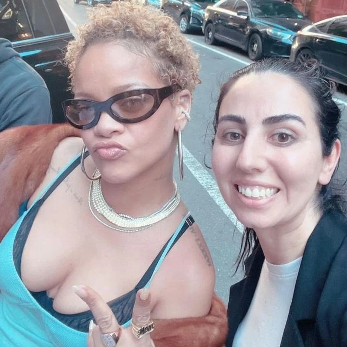 Ріанна засвітила своє справжнє волосся