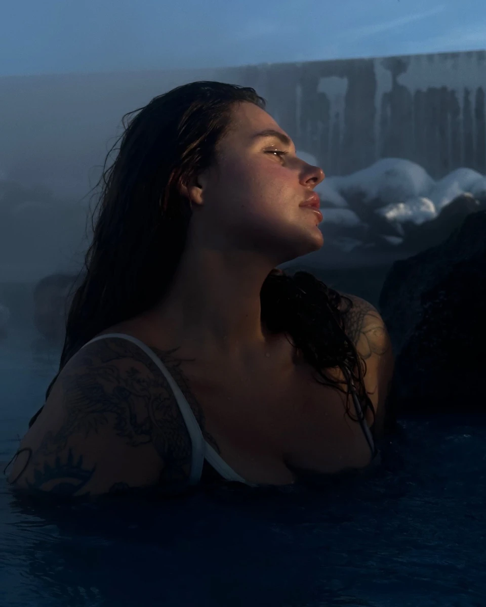 Заріцька в купальнику в Ісландії