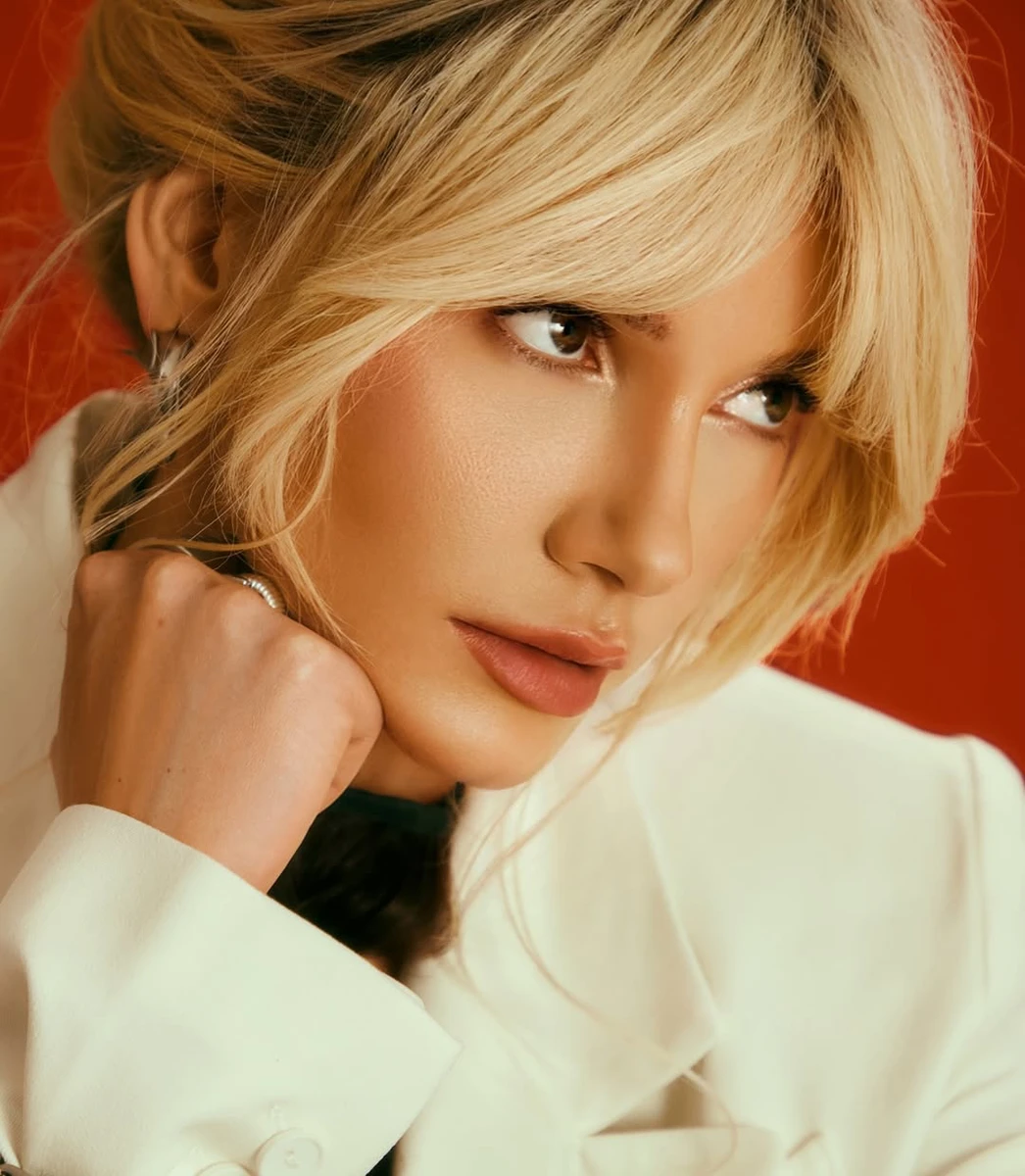 Міша Романова у білому костюмі