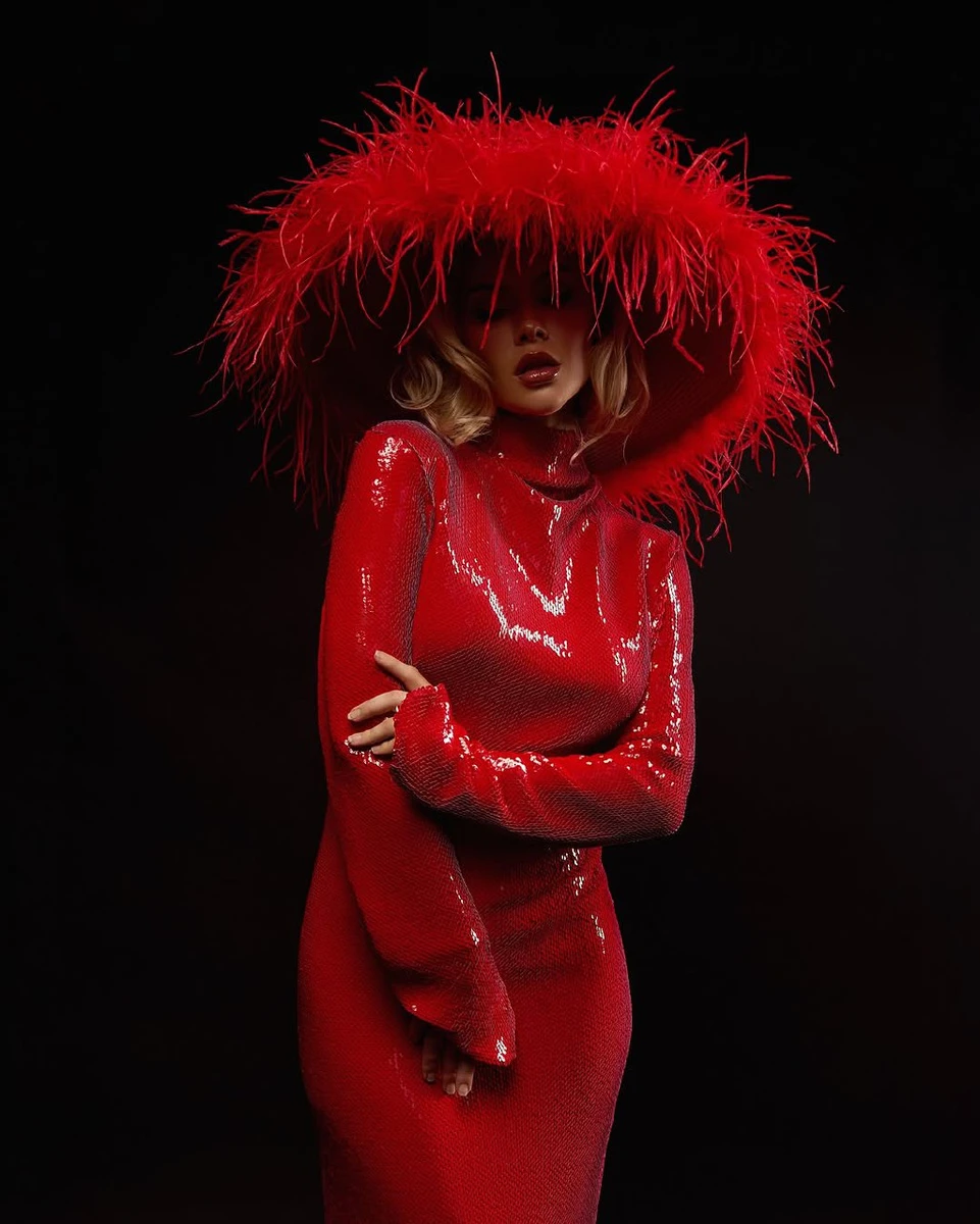 Міс Апанасенко у червоному