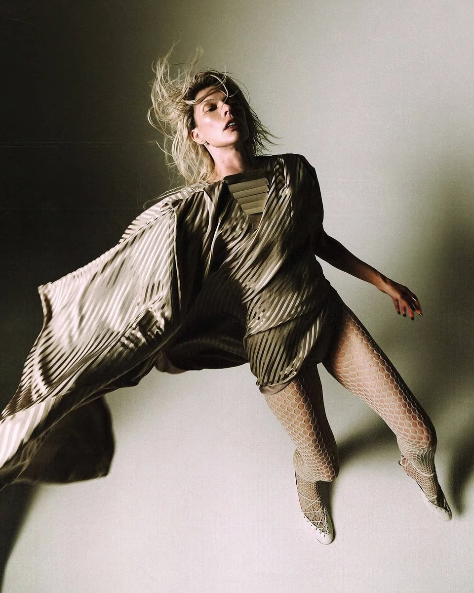 Міла Йовович з голими ногами знялася для журналу