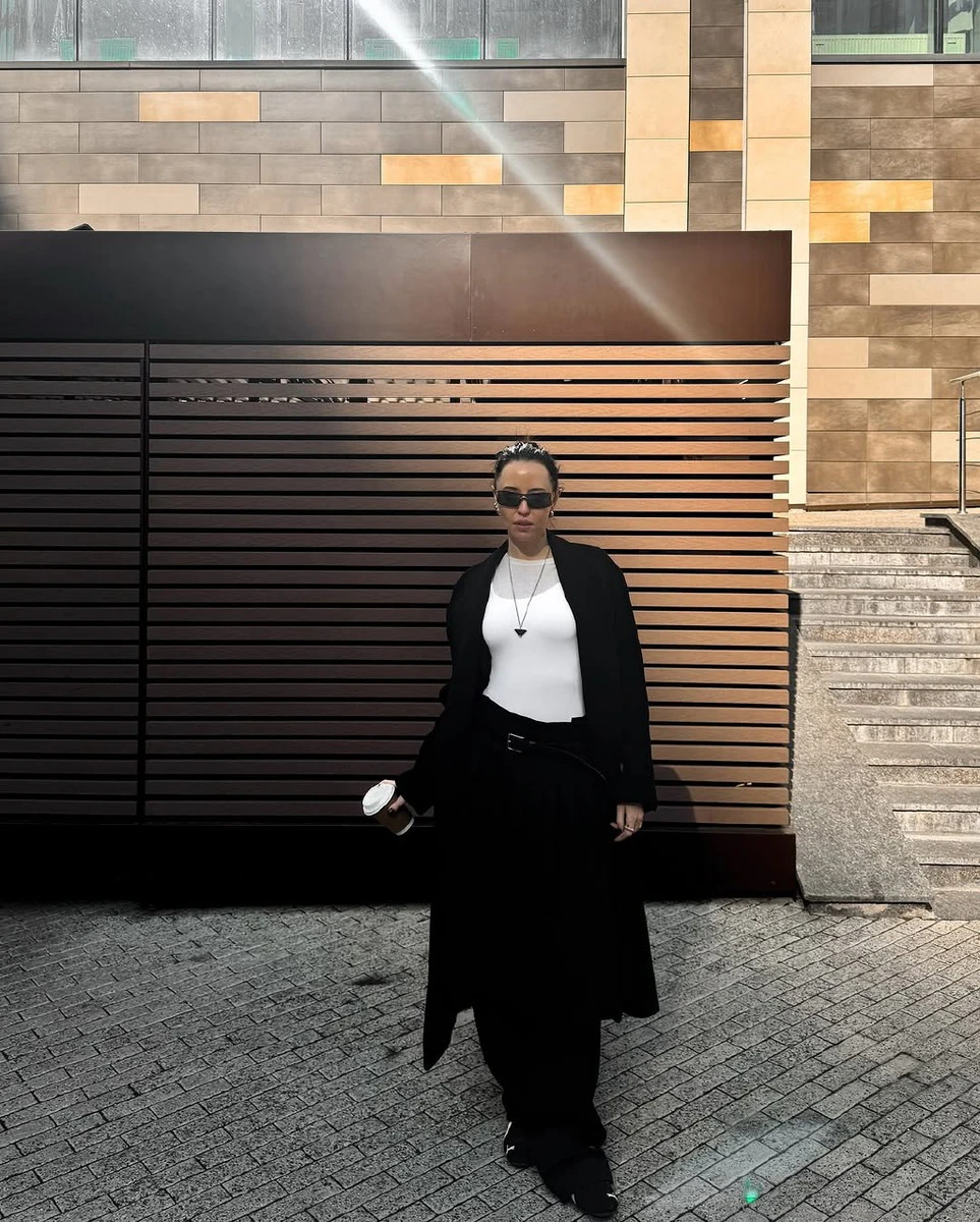 Стильна Надя на сонячних вулицях міста