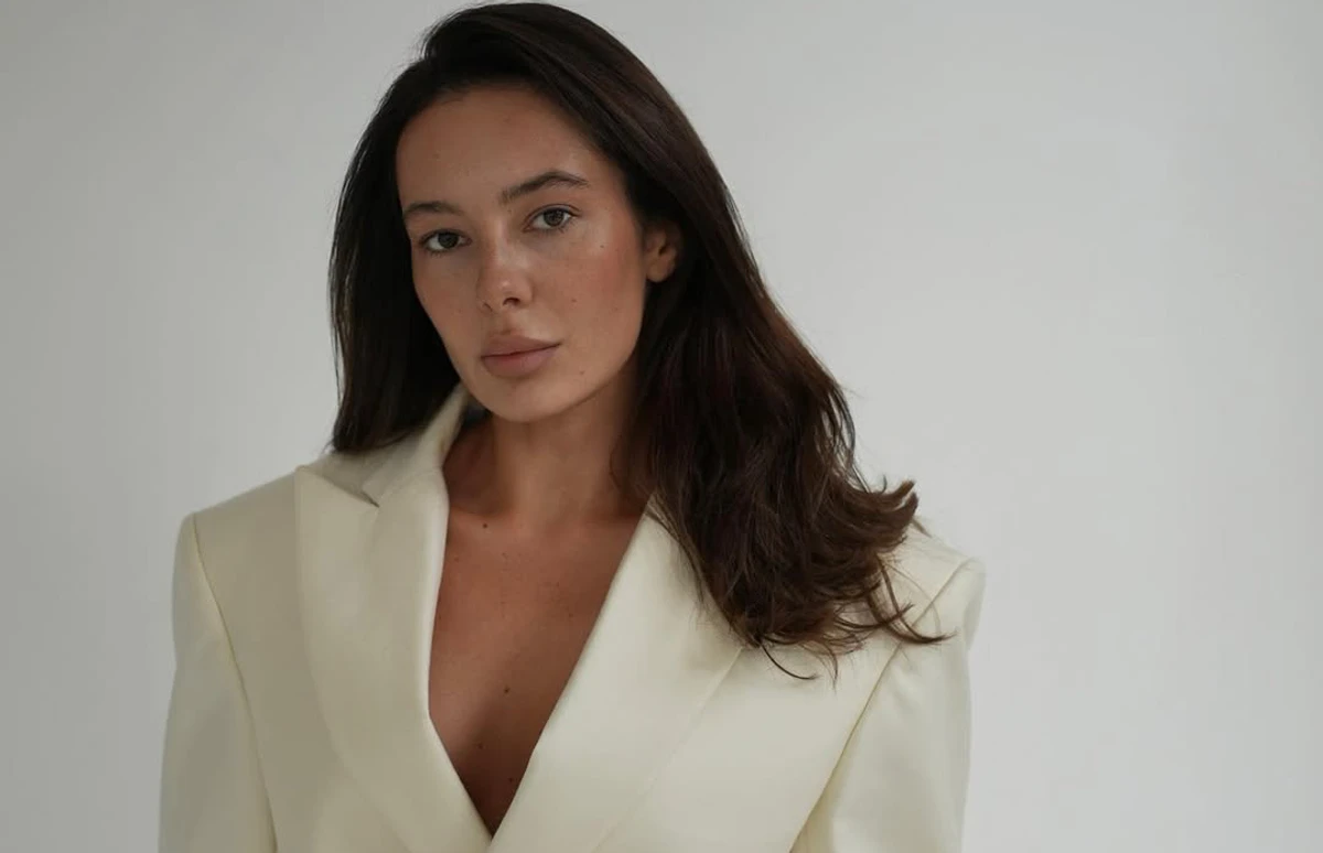 Манекен в піджаку на голе тіло