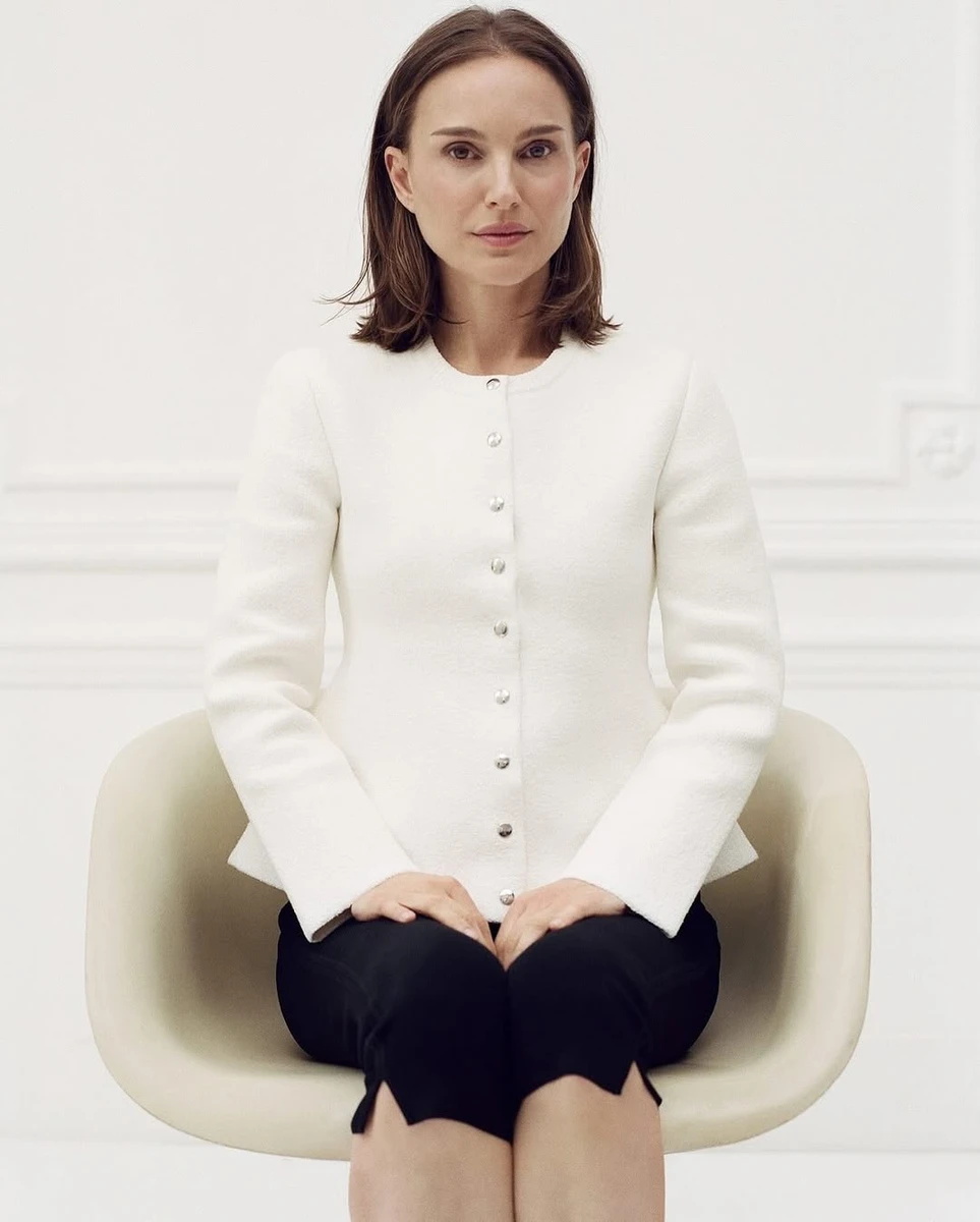 Наталі Портман в елегантному вбранні посиділа на кріслі