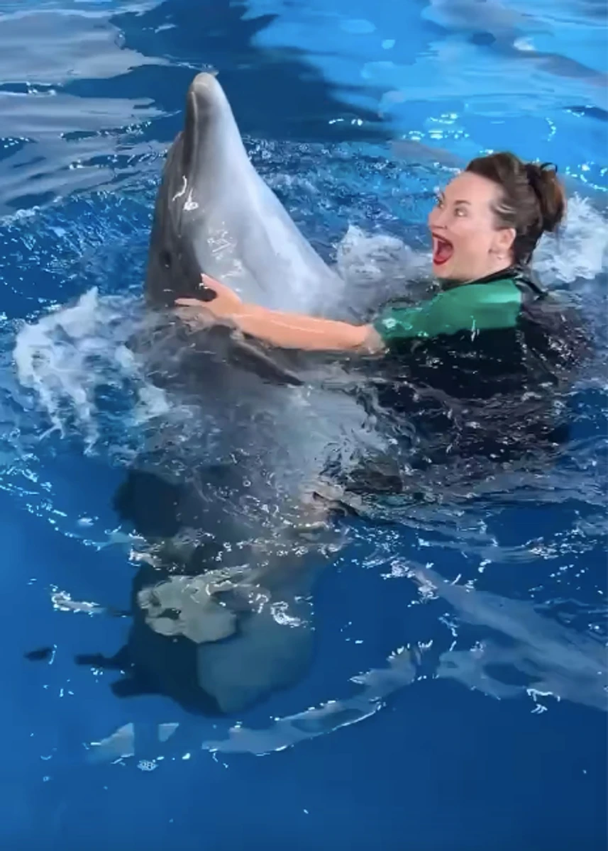 Анна Саліванчук потанцювала з дельфіном у воді
