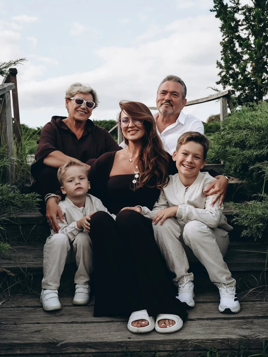 Анна Саліванчук посиділа з батьками і синами просто неба для фото