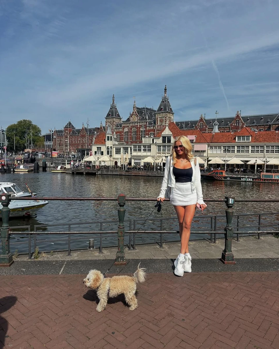 Ірина Федишин у міні та майці прогулялася з песиком в Амстердамі