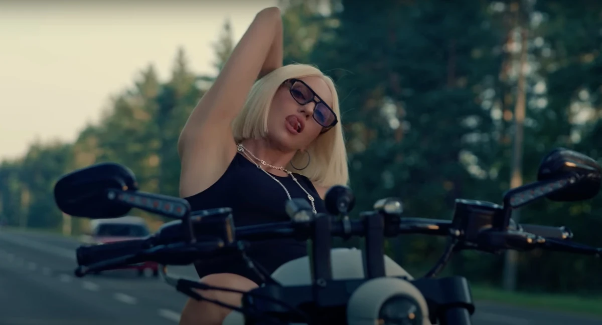 Оля Полякова на байку поспокушала на кадрах з кліпу