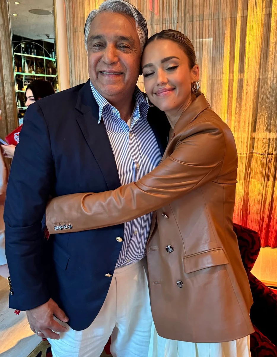 Джессіка Альба у стильному жакеті показалася в обіймах свого батька