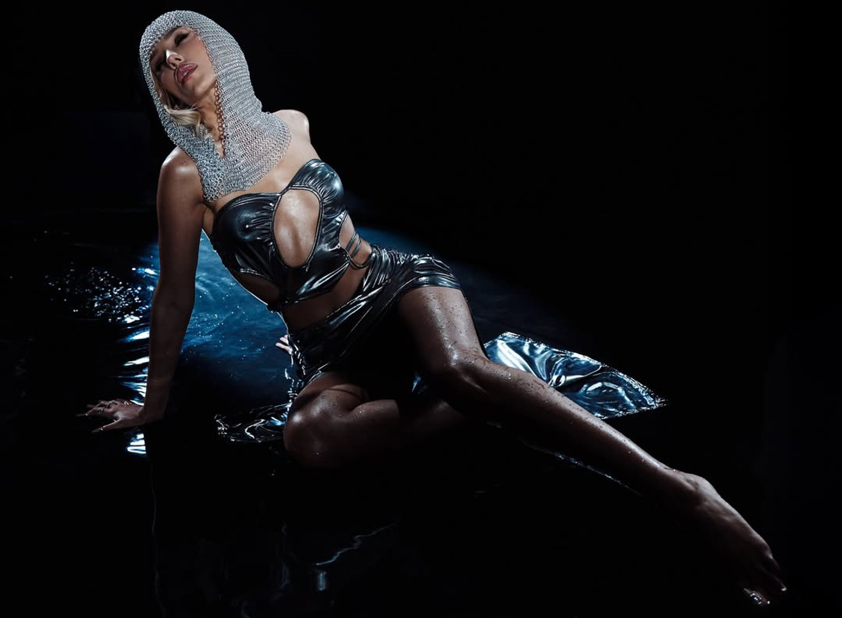 Даша Квіткова у лакованому міні і топі з вирізом розляглася на підлозі