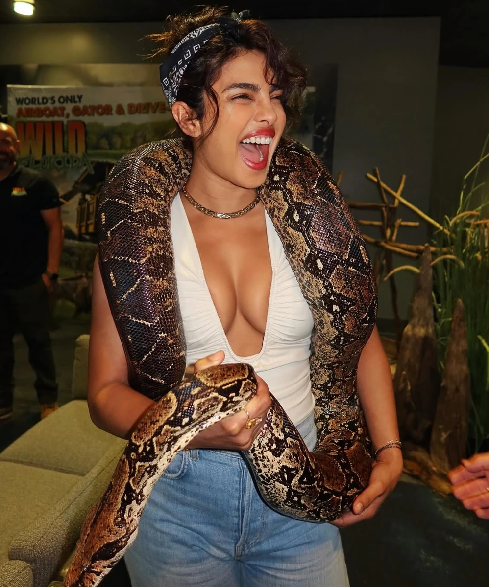 Пріянка Чопра з глибоким декольте радісно попозувала з пітоном на шиї