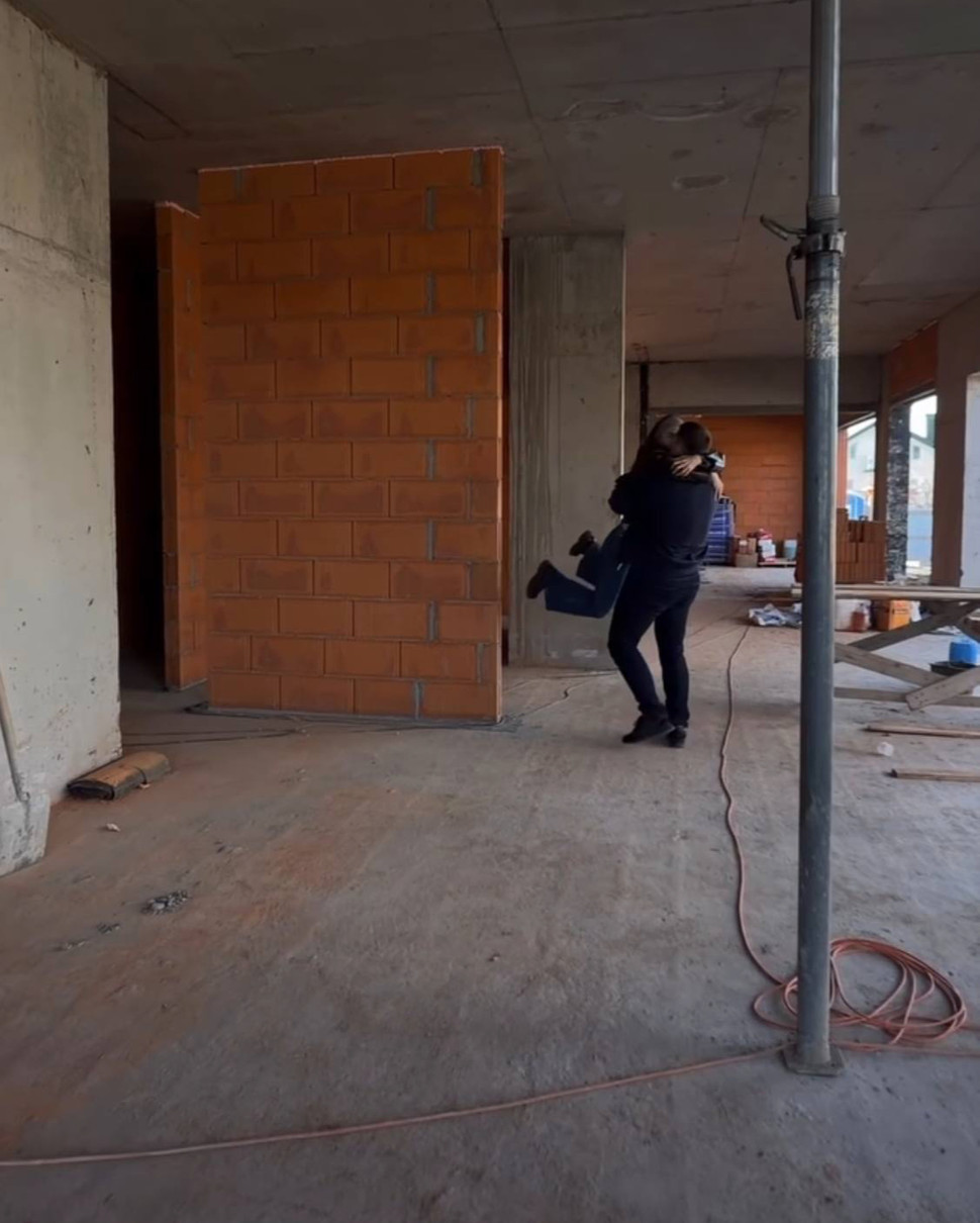 Саша Бо покружляла на руках у чоловіка у їхній майбутній оселі