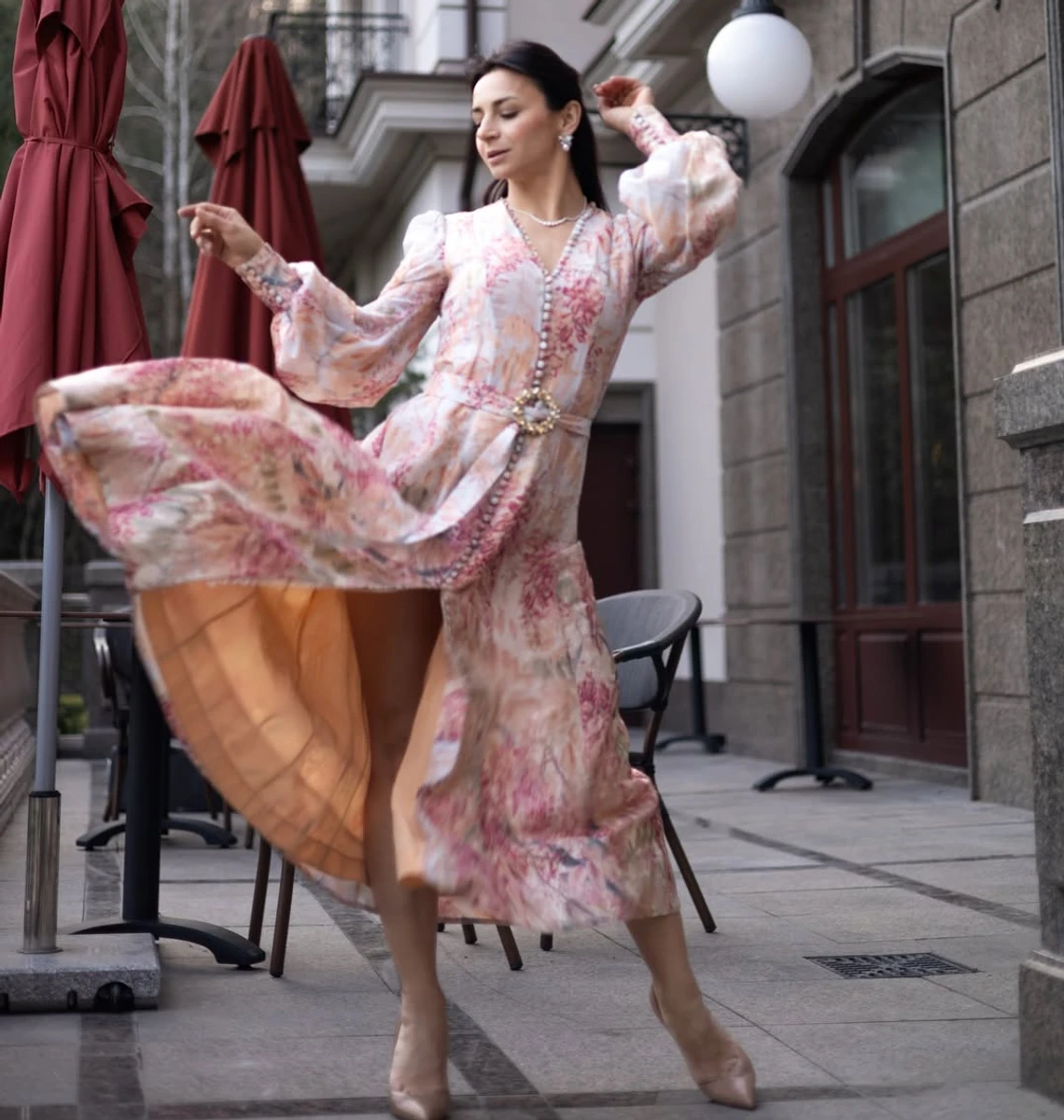 Ілона Гвоздьова у рожевій сукні з квітами наробила романтичних фото