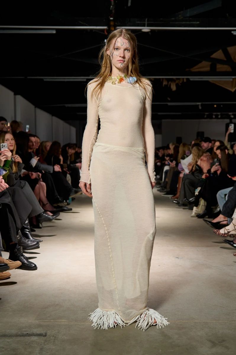 Валерія Григорівна з голим бюстом на подіумі BOBKOVA