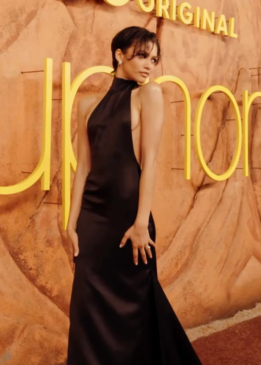 Зендея у сексі сукні посвітила декольте на прем'єрі Ейфорії