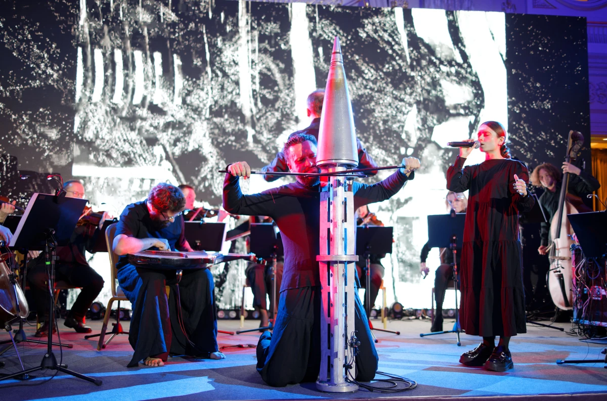 Неймовірний перформанс зі справжньою російською ракетою від лабораторії сучасної опери Opera Aperta та Національного ансамблю солістів Київська Камерата. Солісти Роман Григорів, Ілля Разумейко та Марія Штирбулова. Електроніка Георгій Потопальський. Диригент Євген Брага.