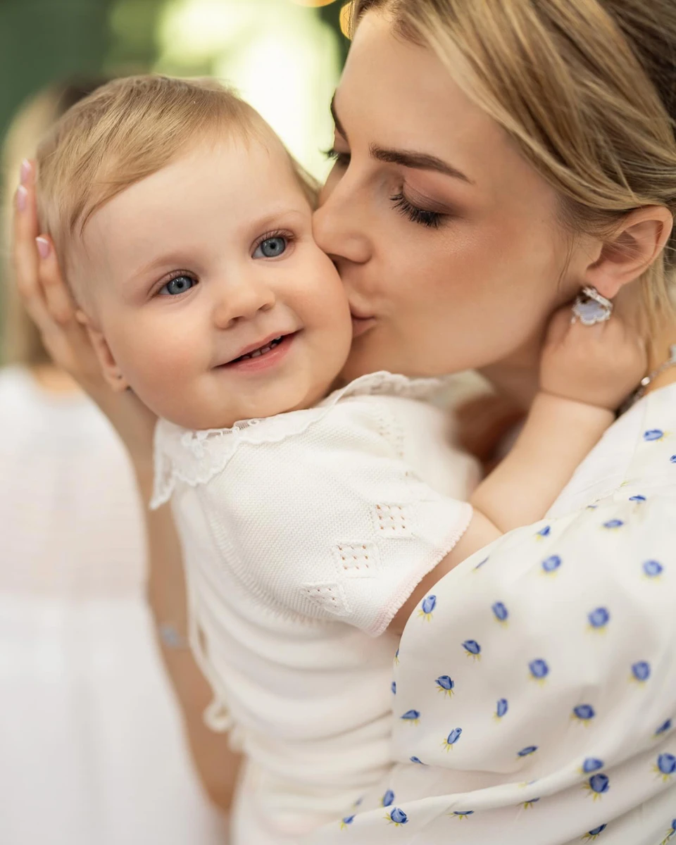 Влада Зінченко з молодшою дочкою