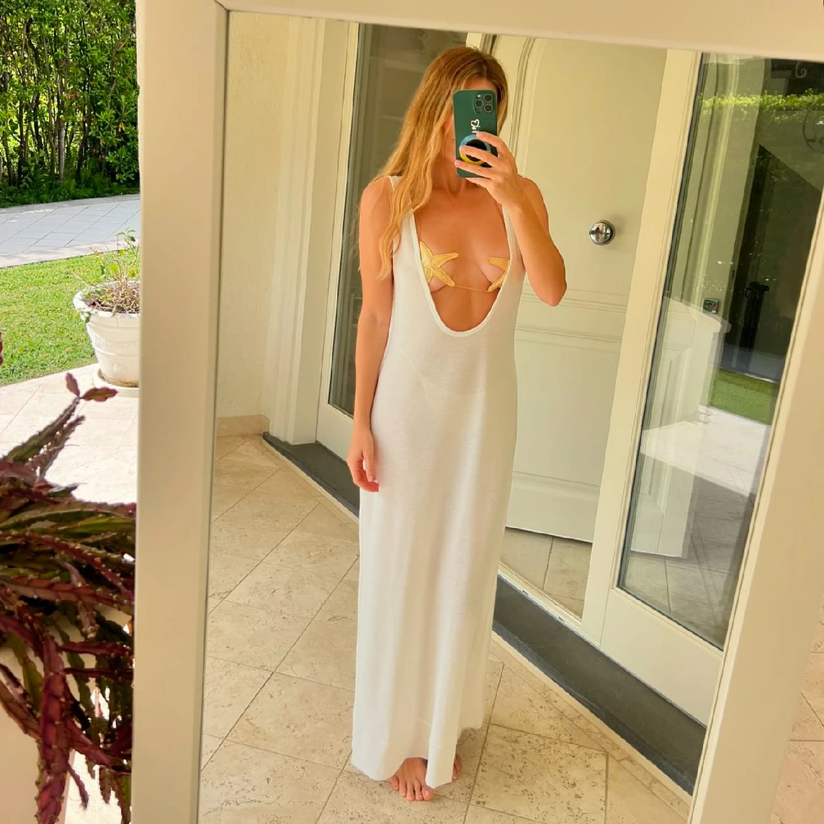 Катя в сукні з глибоким декольте