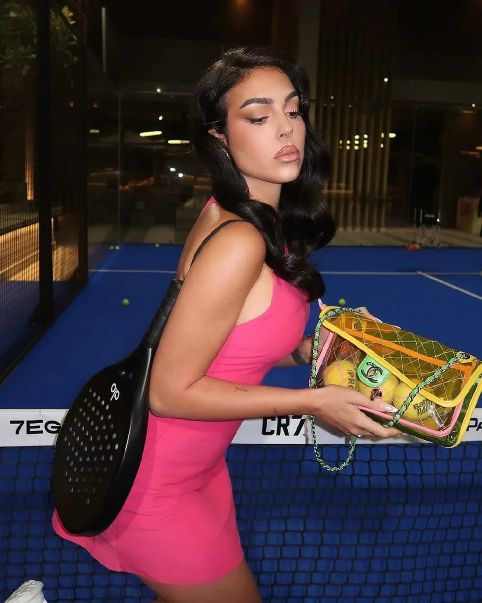 Родрігес у рожевому міні