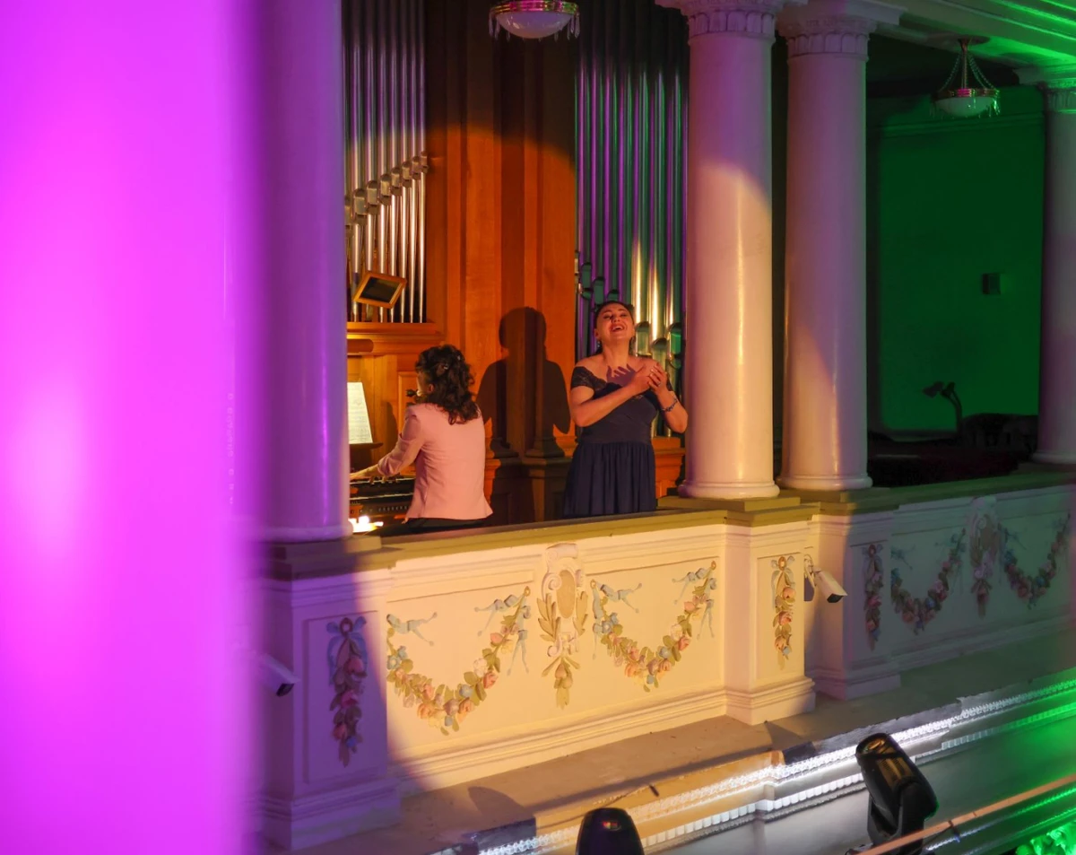 Каріна Кондрашевська заспівала Стояла я і слухала весну під акомпанемент Тетяни Жук-Сєдової (орган) та Юрія Стьопіна (скрипка)