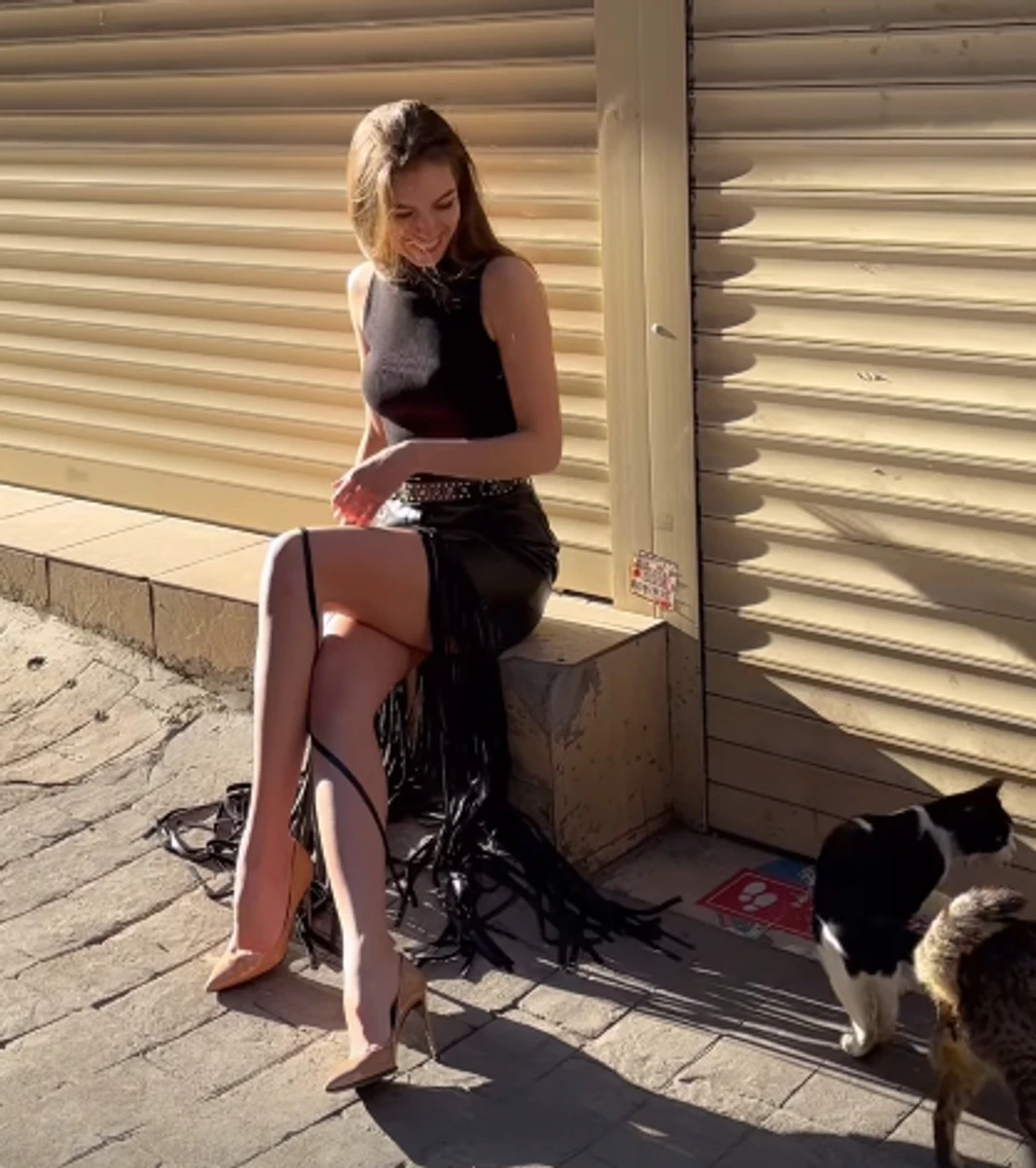 Колишня Дмитра Комарова посвітила ногами у Туреччині