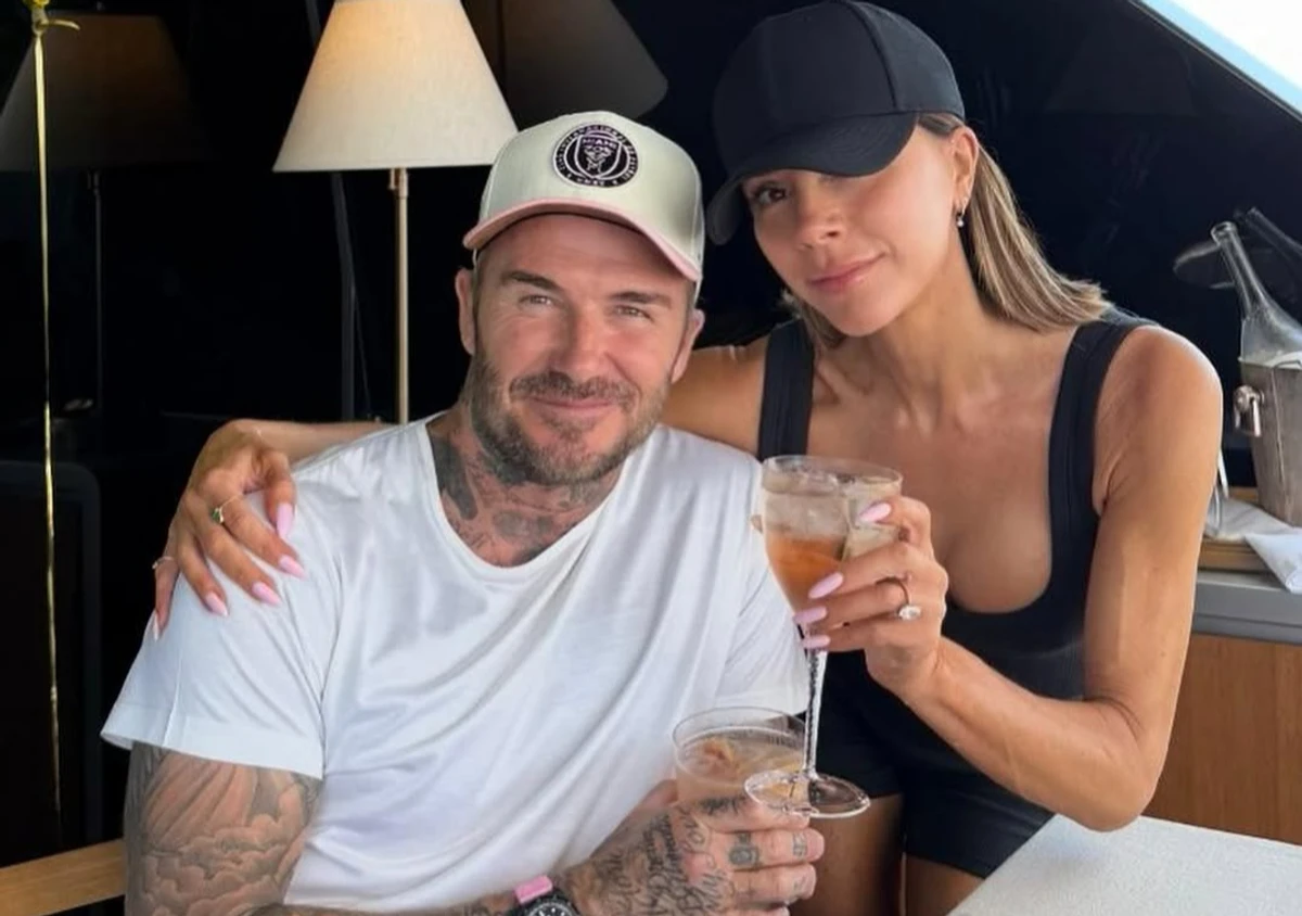 Девід та Вікторія Бекхеми п'ють коктейлі