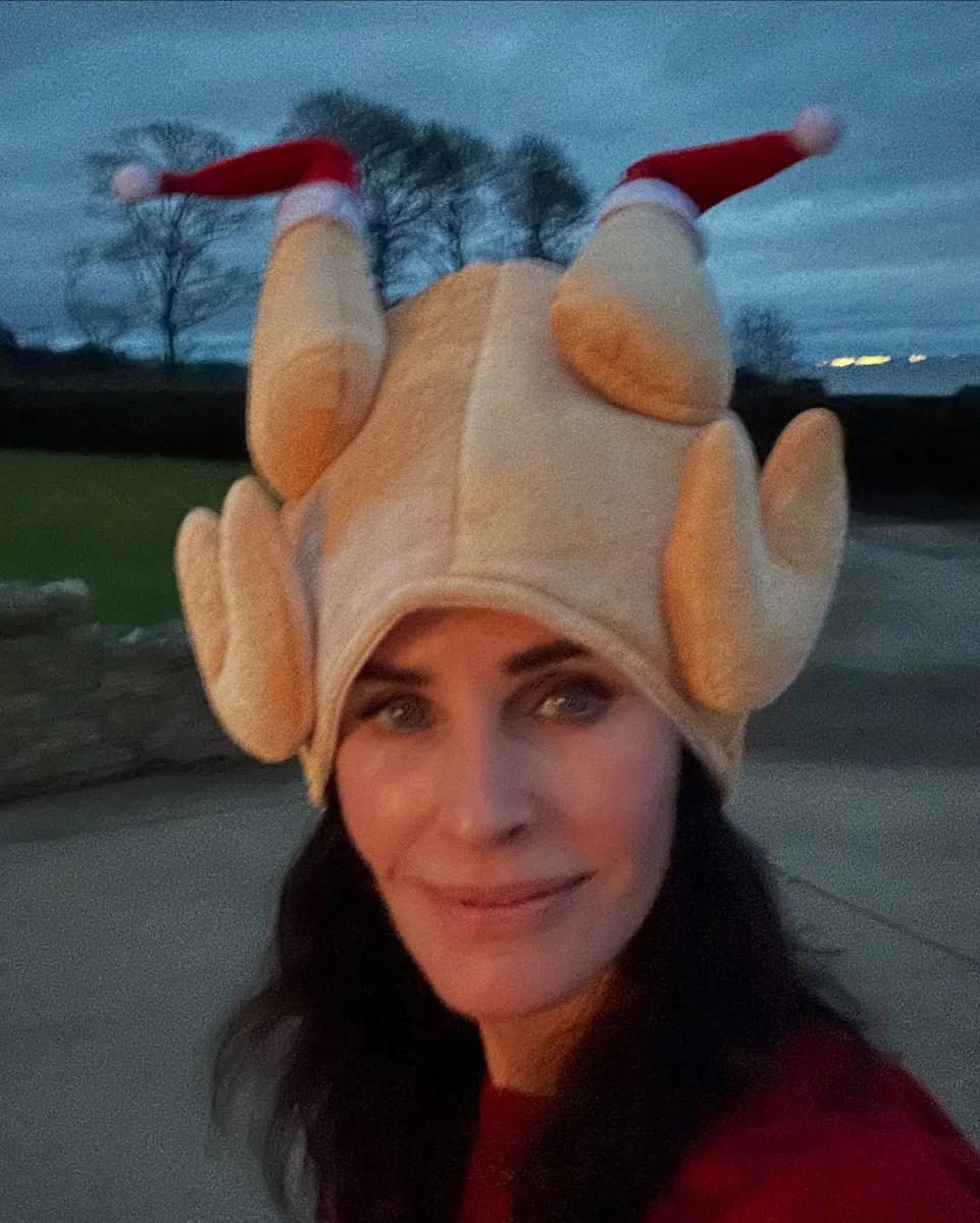 Кортні Кокс попозувала у кумедному капелюху