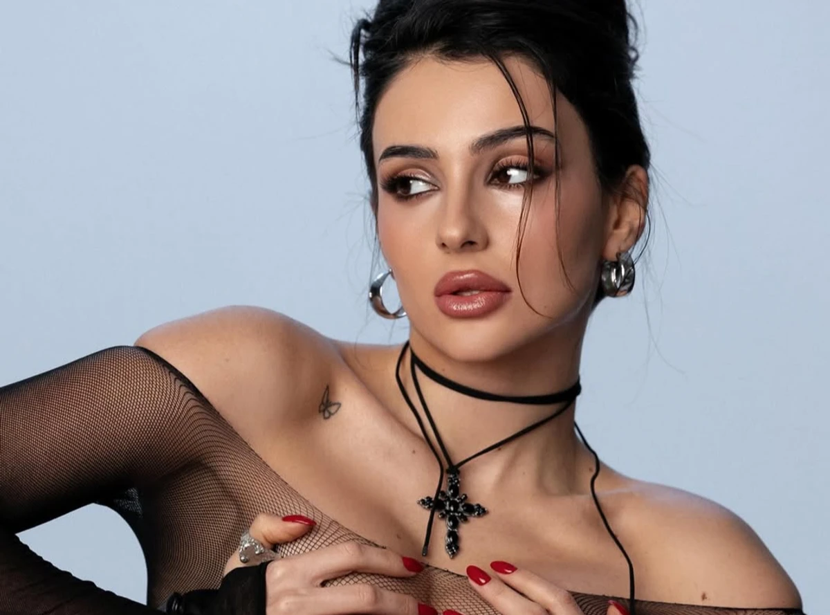 Анна Трінчер позує для фото