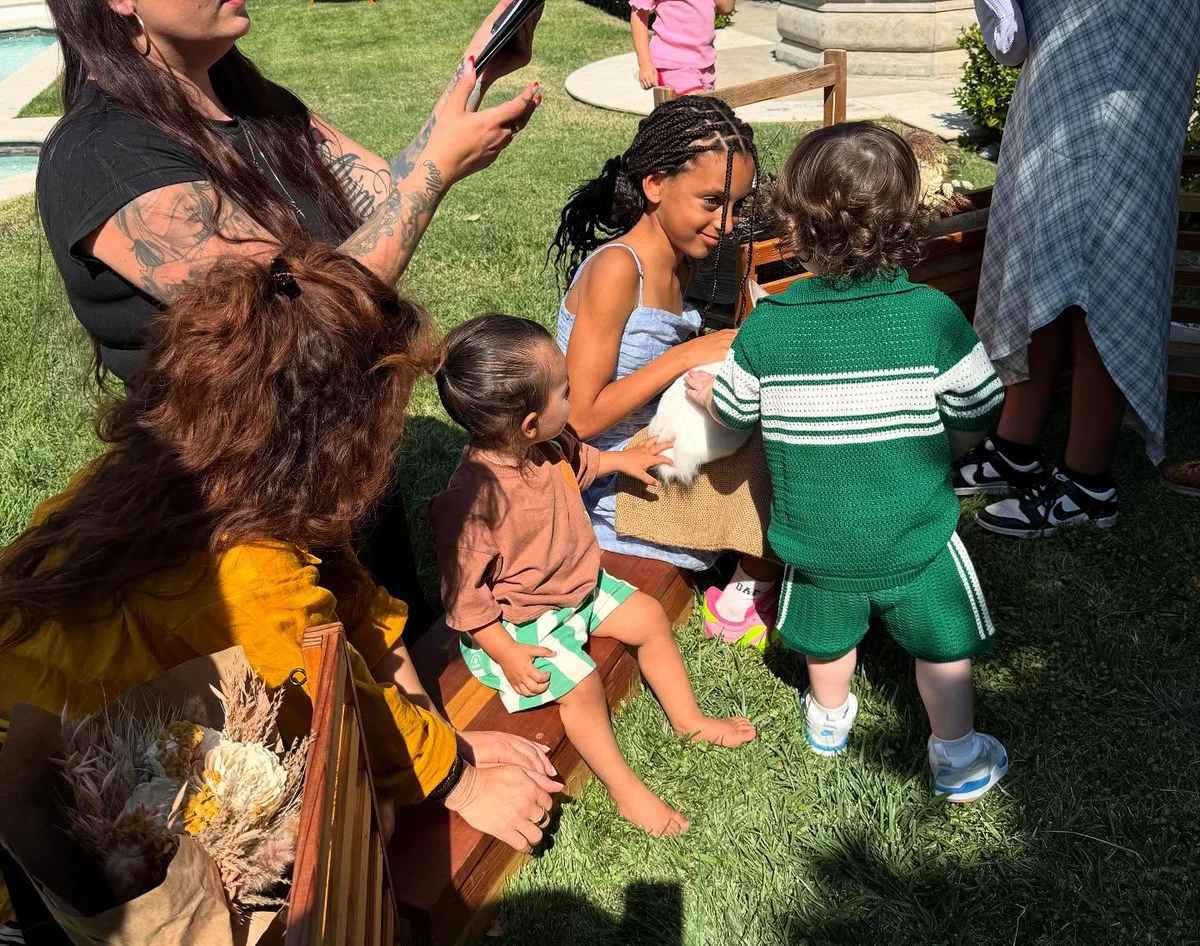 Іменинника оточили увагою 