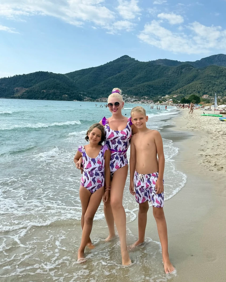 Бужинська з дітьми на морі