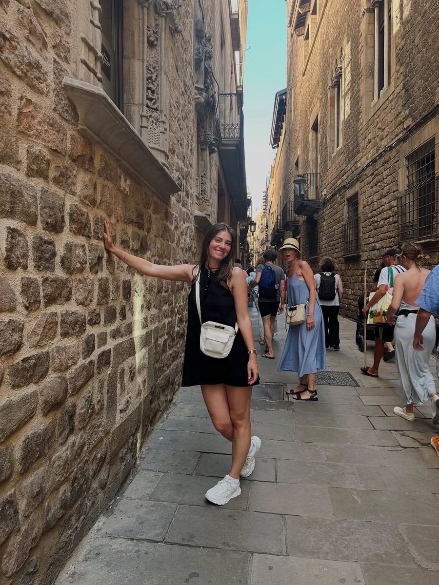 Дар'я Петрожицька у міні похвалилася ногами на вулицях Барселони