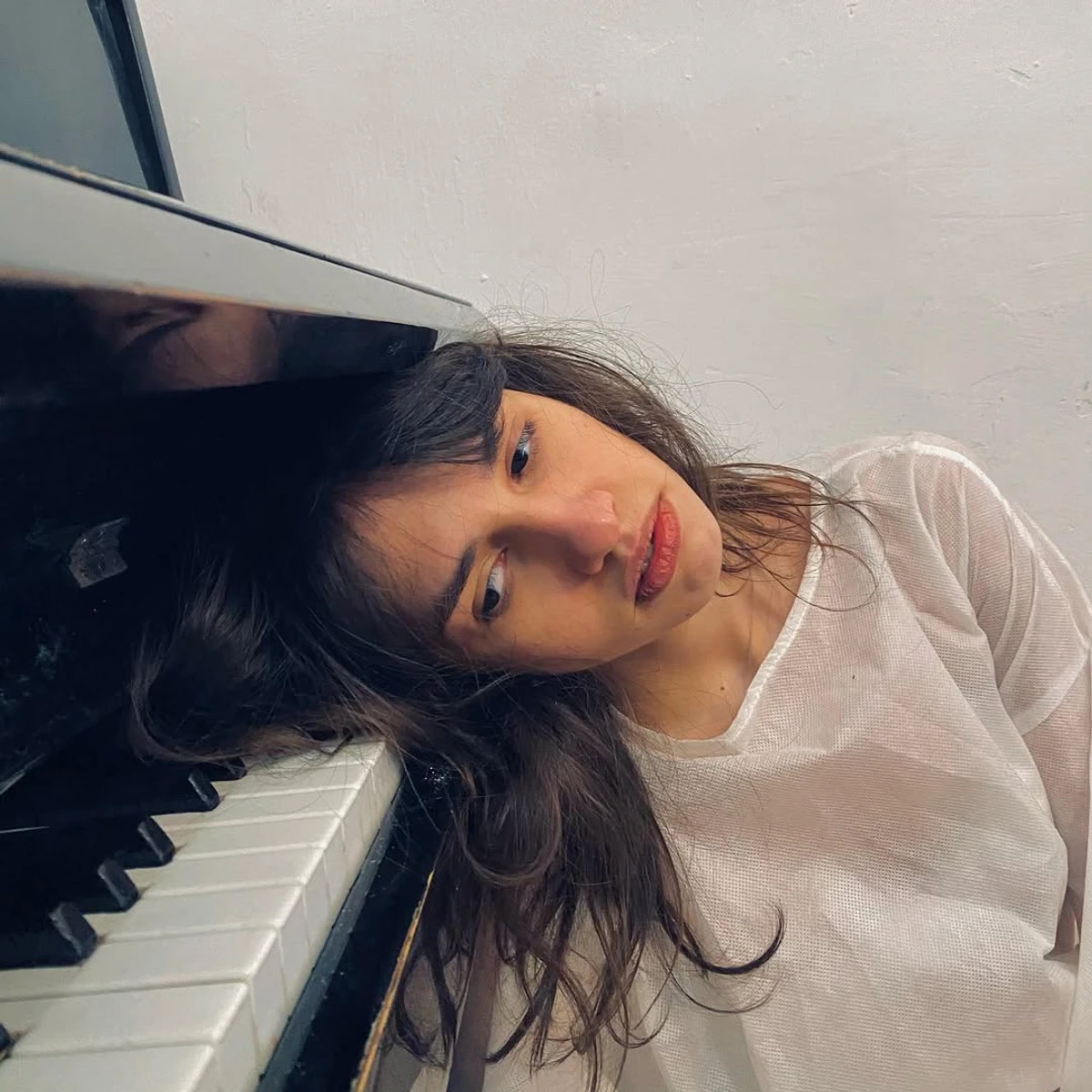 Людмила Білоусова позує на фортепіано