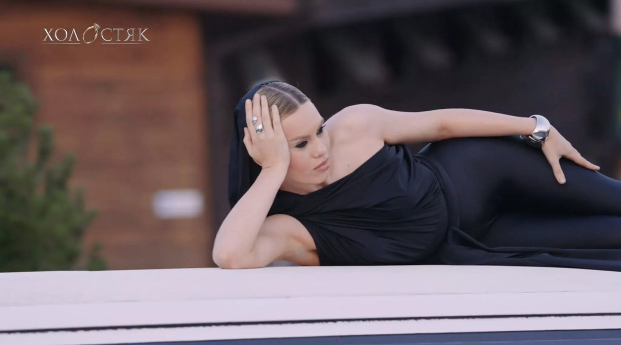 Учасниця Холостяка приїхала на даху лімузину