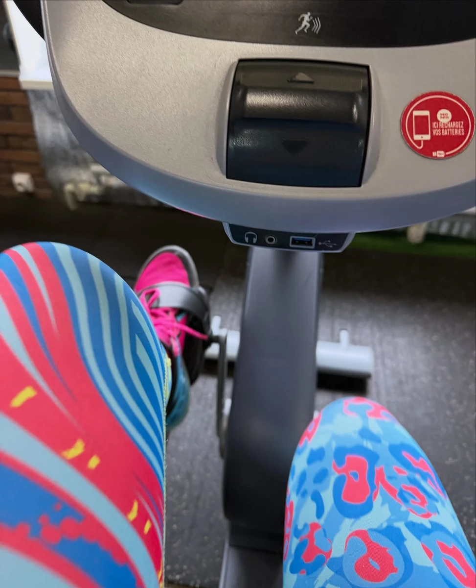 Мозгова подалася в спортзал і зробила це в яскравому аутфіті 