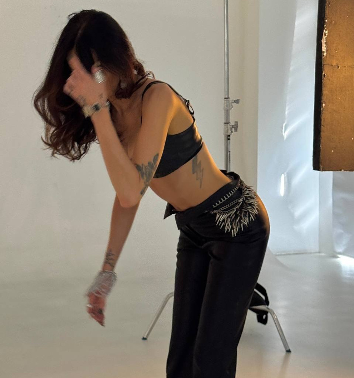 Надя Дорофєєва у шкіряному луці та шипах на талії випнула сідниці для фото