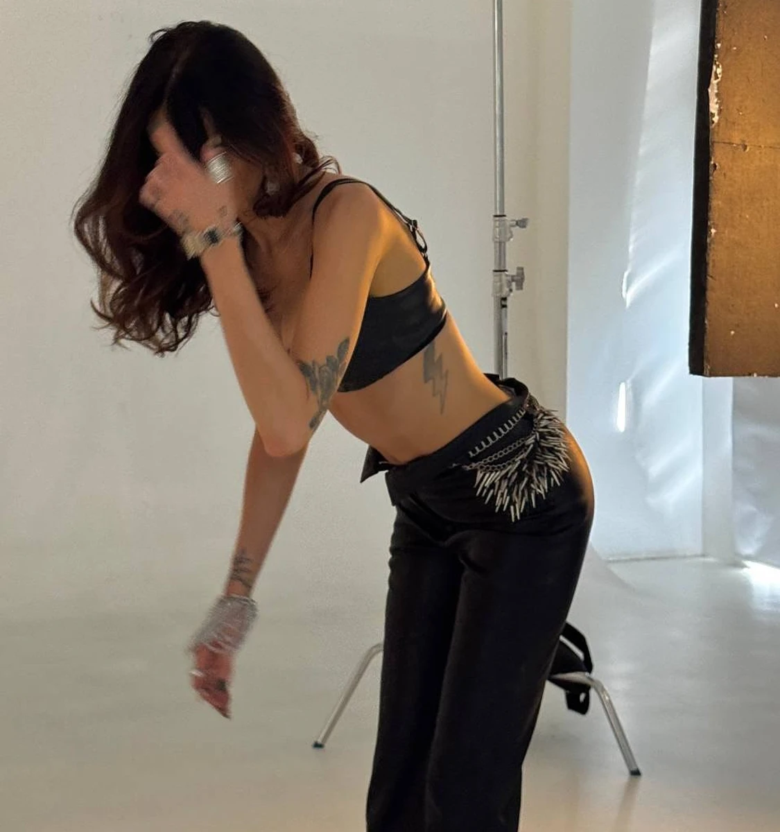 Надя Дорофєєва у шкіряному луці та шипах на талії випнула сідниці для фото