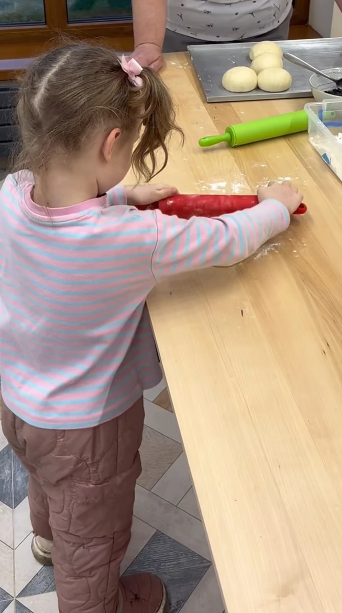 Наталія Могилевська показала молодшу дочку за готуванням