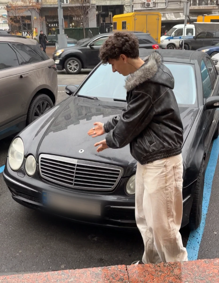 Співак Муаяд поскаржився на пошкоджене авто