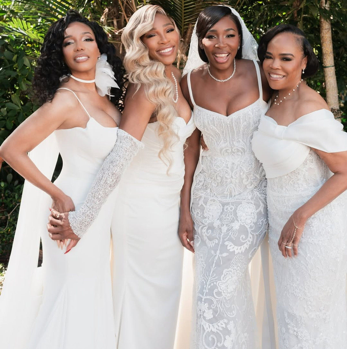 Серена Вільямс в білій сукні попозувала на весіллі своєї сестри
