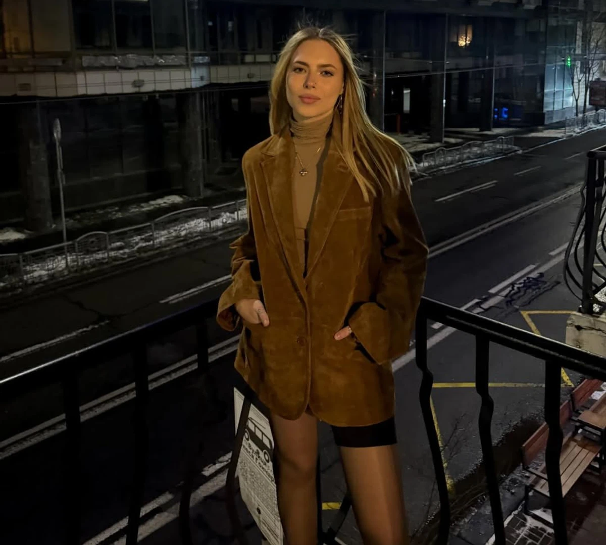 Донька Кравець у шортах попозувала на балконі