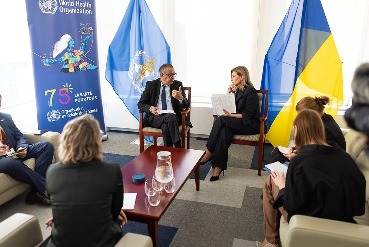 Крім контрастного оздоблення, образ витриманий у темних відтінках