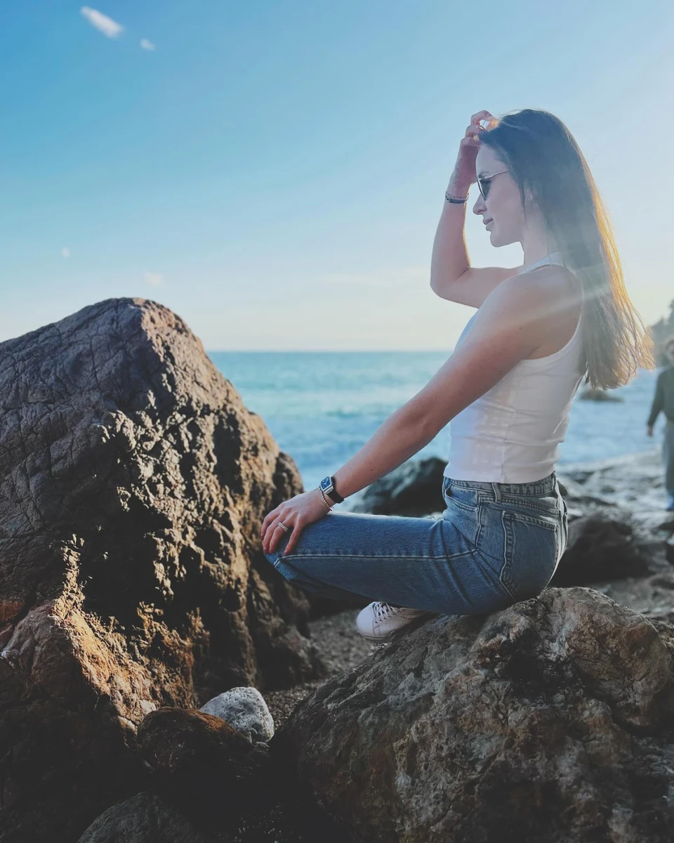 Еліна також попозувала на тлі моря